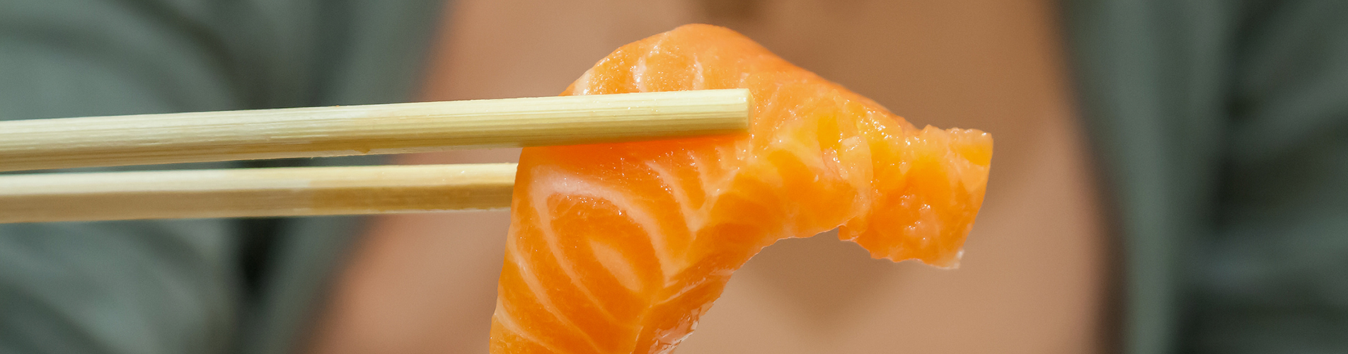 Cómo coger un gunkan con palillos en vertical para mantener su forma.