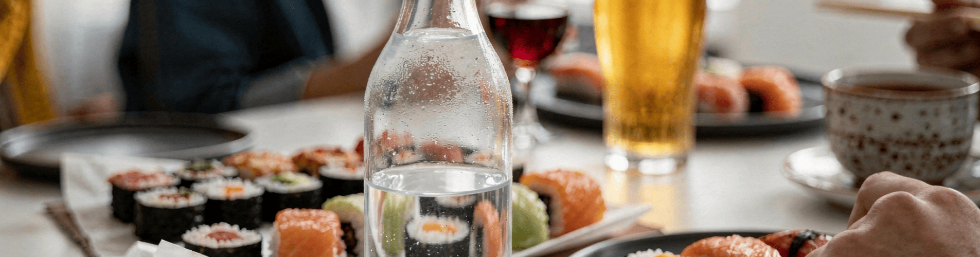 Bebidas 0,0 para acompañar sushi: agua con gas con limón, refresco con hielo y té japonés, vinos y cerveza en el Menu Infinity de Sushisom España