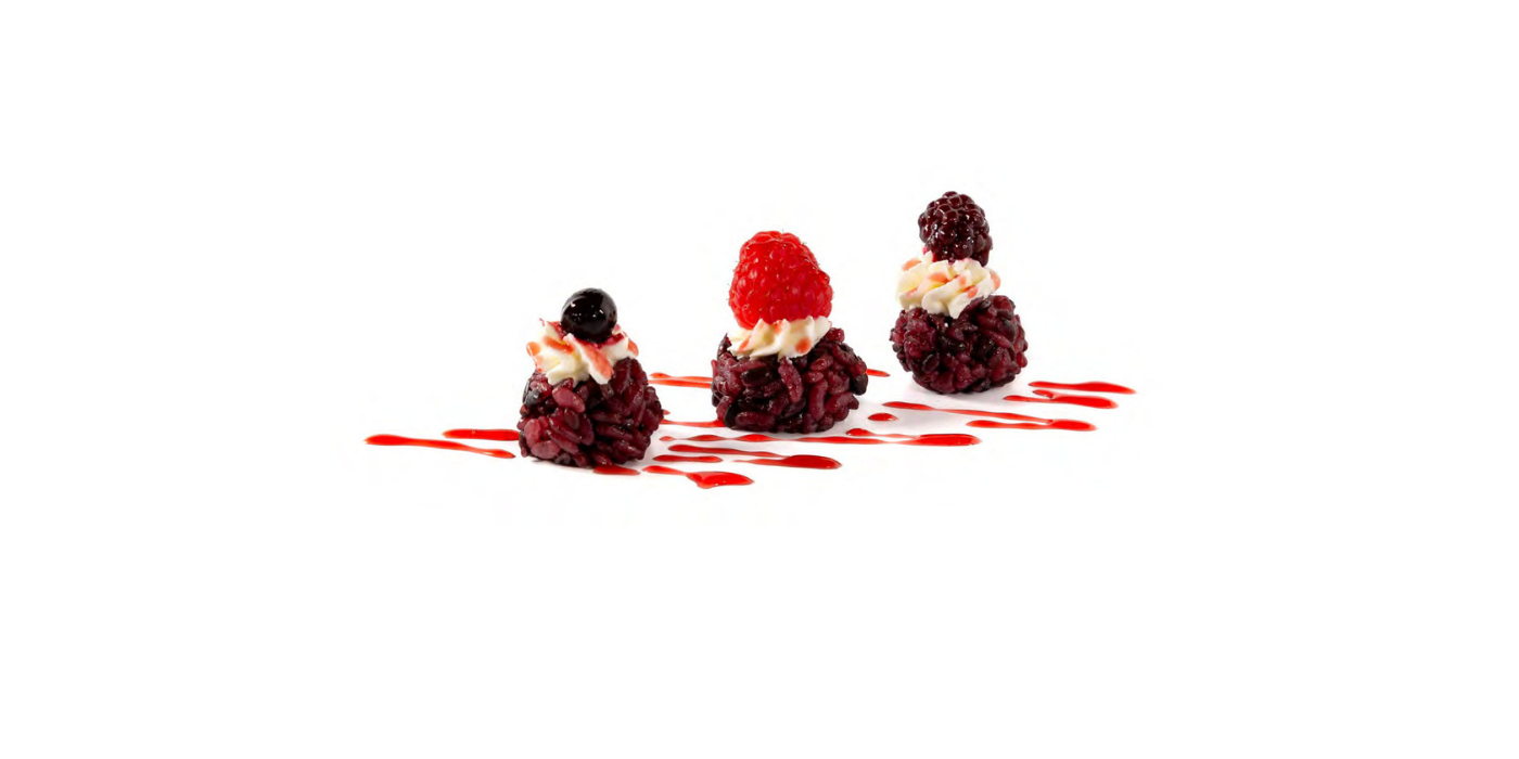 Tres gunkan dulces de arroz Venus coronados con crema y frutos rojos (arándano, frambuesa y mora) sobre trazos de coulis; ideal como cierre ligero del Menú Infinity (noche)