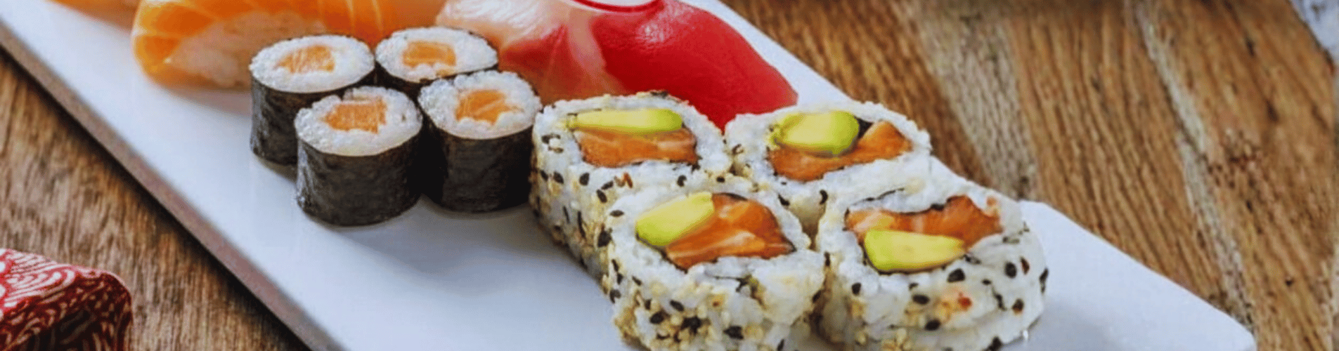 la barca, se encuentra en el menú Infinity como: la Barca
5 nigiris,5 sashimi, 4 hosomakis, y 4 uramakis.