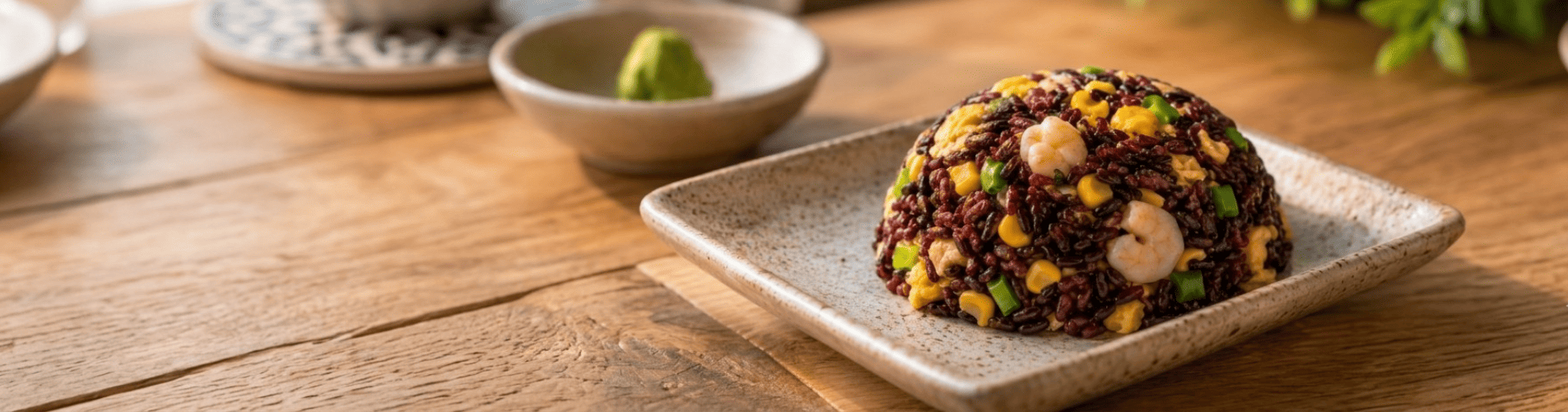 Imagen de Yakimeshi venus servido en plato cerámico, elaborado con arroz Venus salteado, gambas, verduras, maíz y huevo. Refuerza la sección del blog donde se explica que el arroz negro de Sushisom también puede disfrutarse en formato caliente dentro de l