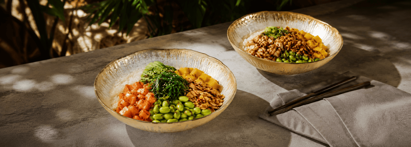 magen de la sección Poke de la carta de Sushisom con Poke Som y Poke de pollo. Sirve para ilustrar el bloque del blog donde se explica el poke bowl como una opción fresca, completa y colorida para verano.