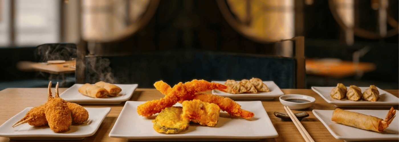 Imagen interna del blog con gyozas, rolls crujientes, platos calientes y piezas favoritas de sushi servidas en una mesa de Sushisom. Refuerza el bloque sobre pedir calientes y crujientes en el momento adecuado para disfrutar el Menú Infinity con ritmo.